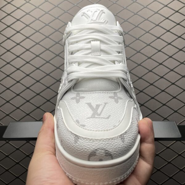 Low-top casual sneakers