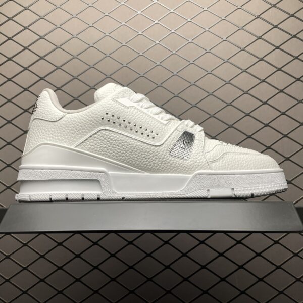 Low-top casual sneakers