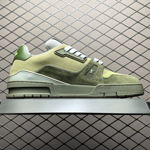 Light green low-top casual sneakers