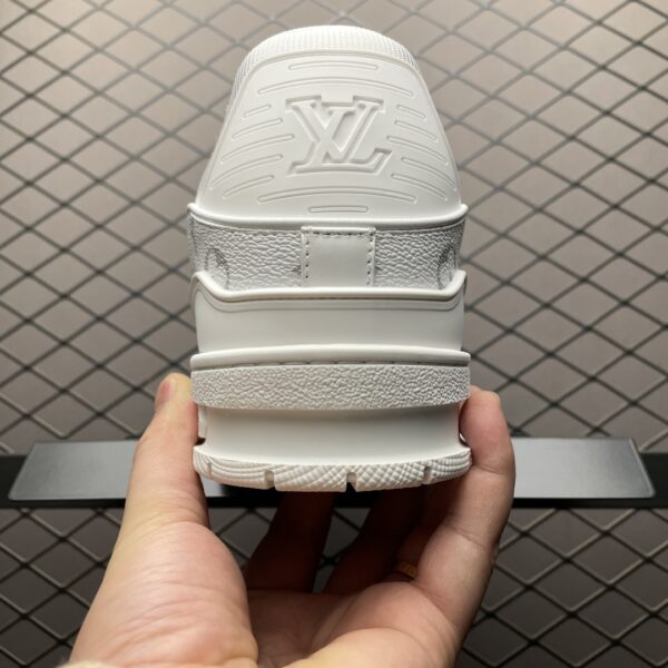Low-top casual sneakers