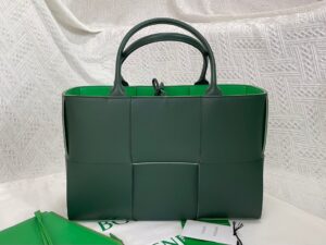 Bottega Veneta BV Medium Arco Tote Bag