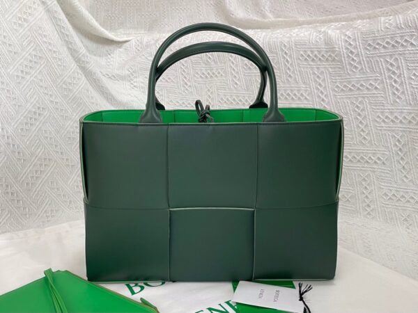 Bottega Veneta BV Medium Arco Tote Bag