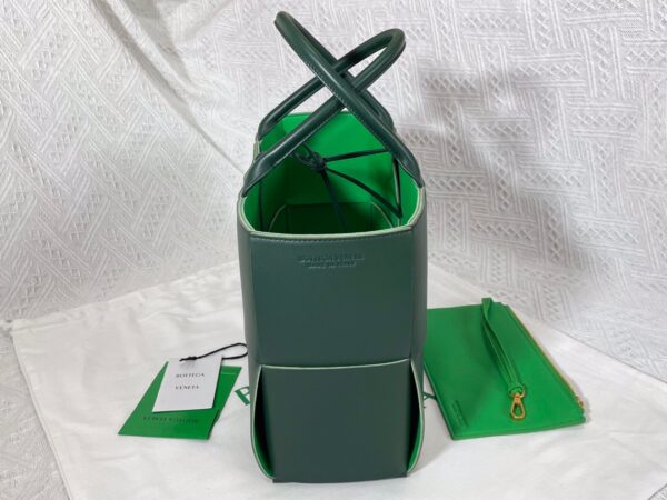 Bottega Veneta BV Medium Arco Tote Bag