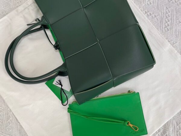 Bottega Veneta BV Medium Arco Tote Bag