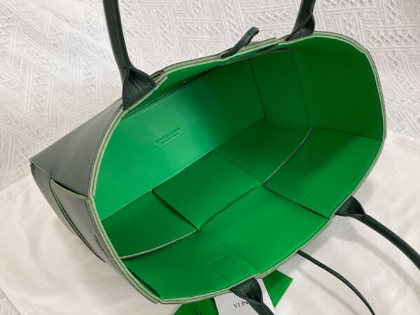 Bottega Veneta BV Medium Arco Tote Bag