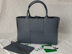 Bottega Veneta BV Medium Arco Tote Bag