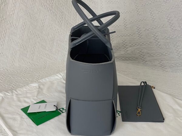 Bottega Veneta BV Medium Arco Tote Bag