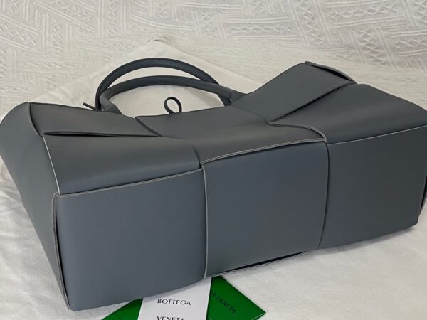 Bottega Veneta BV Medium Arco Tote Bag