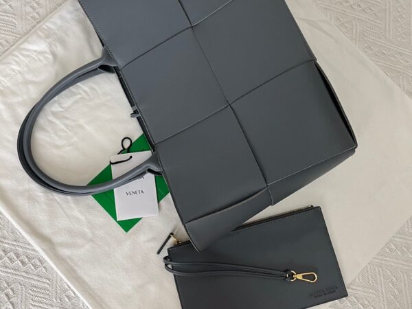 Bottega Veneta BV Medium Arco Tote Bag
