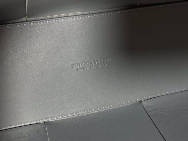 Bottega Veneta BV Medium Arco Tote Bag