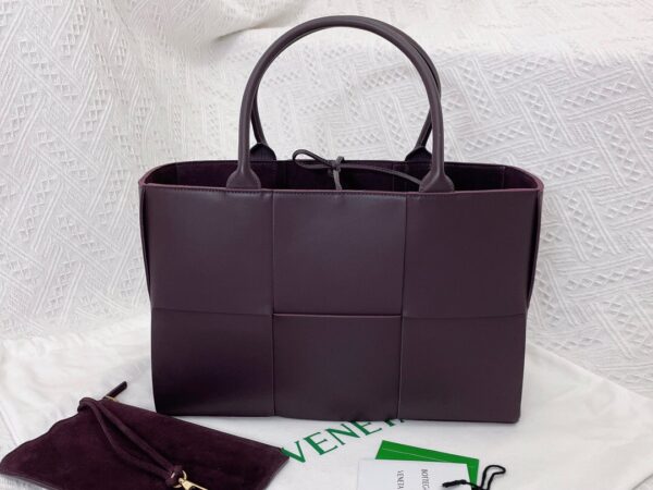 Bottega Veneta BV Medium Arco Tote Bag