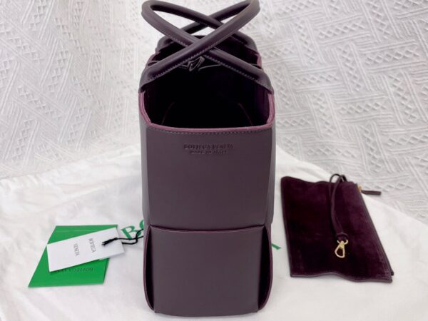 Bottega Veneta BV Medium Arco Tote Bag