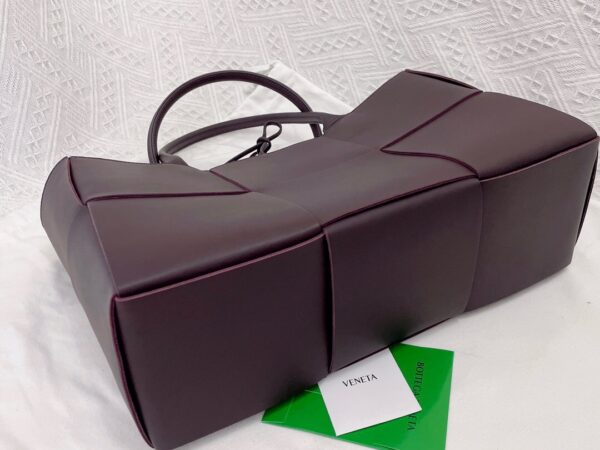 Bottega Veneta BV Medium Arco Tote Bag