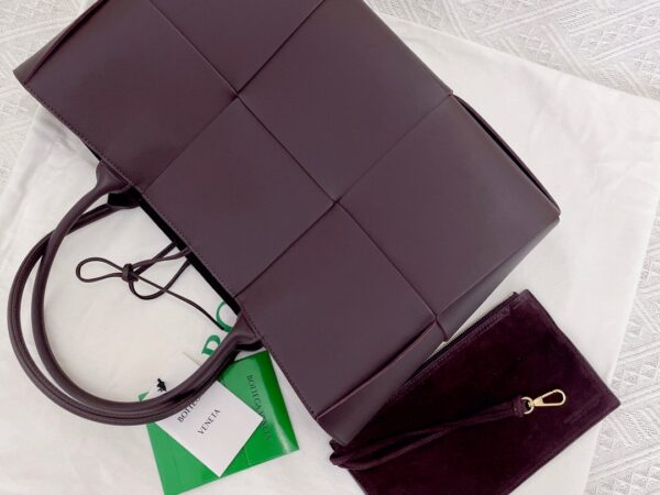 Bottega Veneta BV Medium Arco Tote Bag