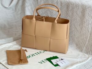 Bottega Veneta BV Medium Arco Tote Bag