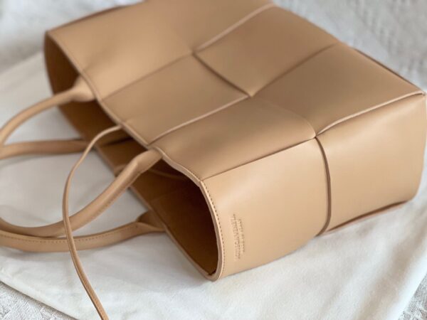 Bottega Veneta BV Medium Arco Tote Bag