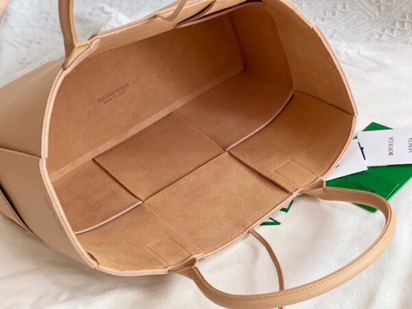 Bottega Veneta BV Medium Arco Tote Bag