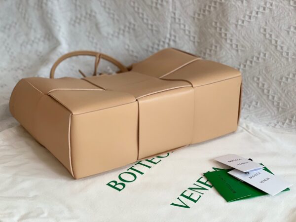 Bottega Veneta BV Medium Arco Tote Bag