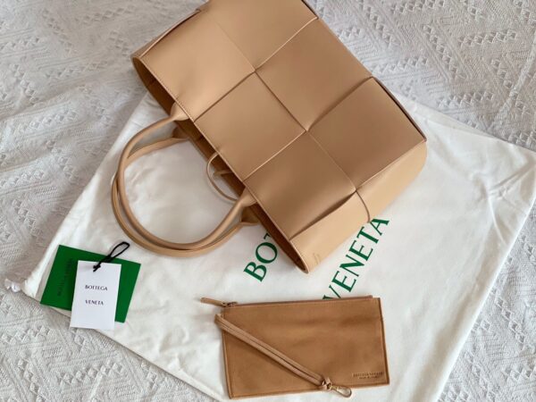 Bottega Veneta BV Medium Arco Tote Bag