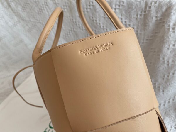 Bottega Veneta BV Medium Arco Tote Bag