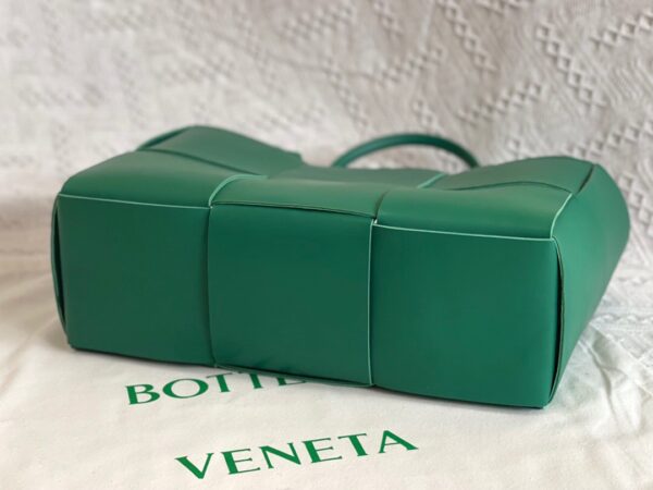 Bottega Veneta BV Medium Arco Tote Bag