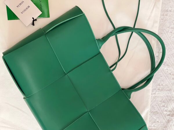 Bottega Veneta BV Medium Arco Tote Bag