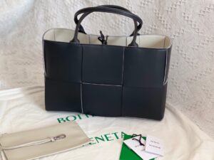 Bottega Veneta BV Medium Arco Tote Bag