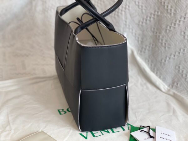 Bottega Veneta BV Medium Arco Tote Bag