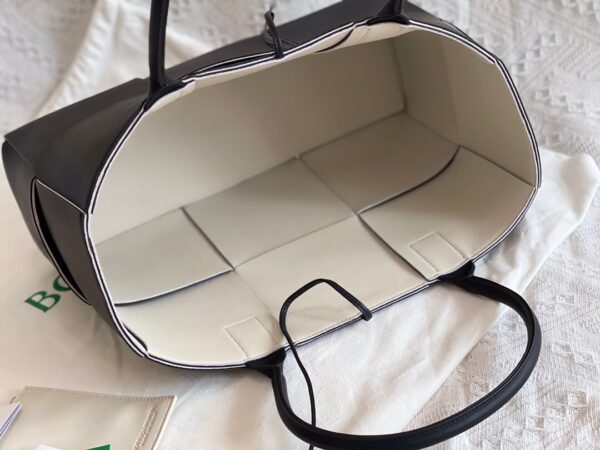 Bottega Veneta BV Medium Arco Tote Bag