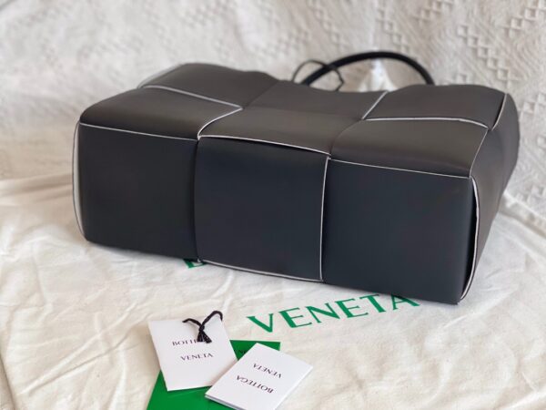 Bottega Veneta BV Medium Arco Tote Bag