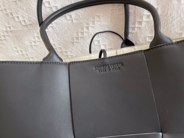 Bottega Veneta BV Medium Arco Tote Bag