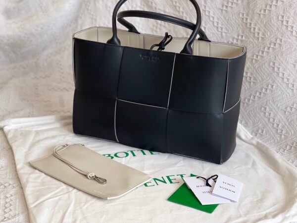 Bottega Veneta BV Medium Arco Tote Bag