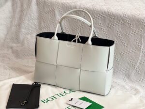 Bottega Veneta BV Medium Arco Tote Bag