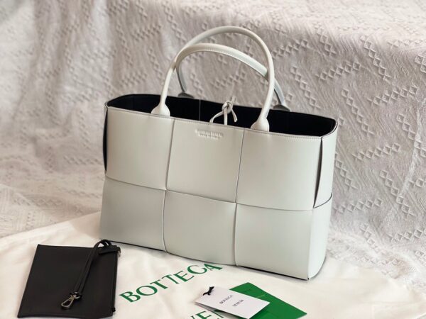 Bottega Veneta BV Medium Arco Tote Bag