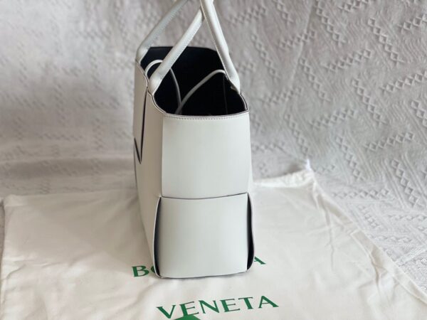 Bottega Veneta BV Medium Arco Tote Bag