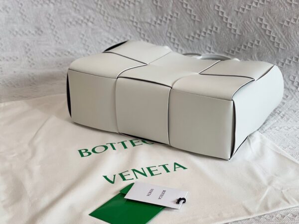 Bottega Veneta BV Medium Arco Tote Bag