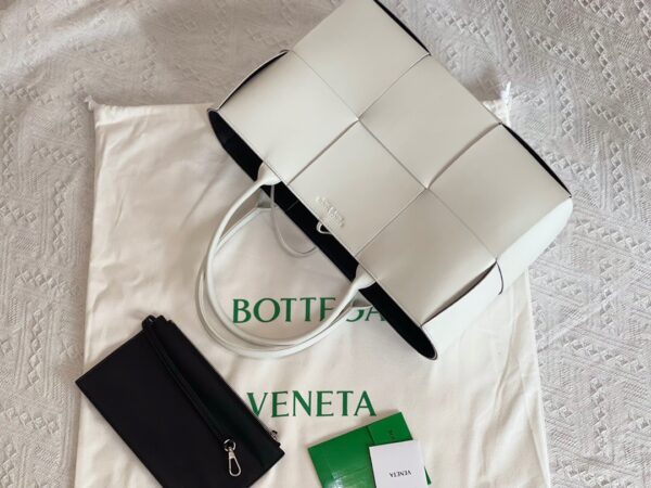 Bottega Veneta BV Medium Arco Tote Bag