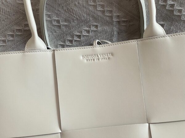 Bottega Veneta BV Medium Arco Tote Bag