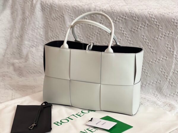 Bottega Veneta BV Medium Arco Tote Bag