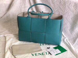 Bottega Veneta BV Medium Arco Tote Bag