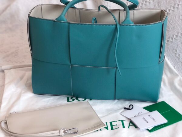 Bottega Veneta BV Medium Arco Tote Bag