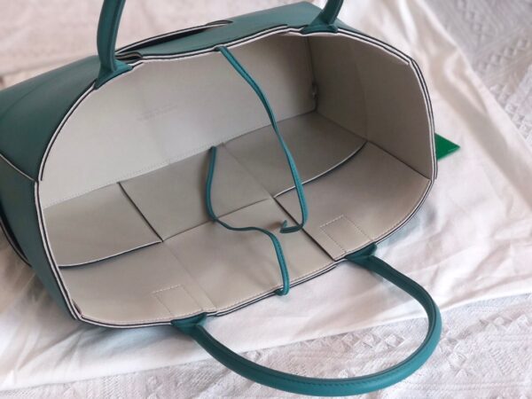 Bottega Veneta BV Medium Arco Tote Bag