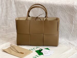 Bottega Veneta BV Medium Arco Tote Bag