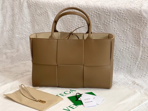 Bottega Veneta BV Medium Arco Tote Bag