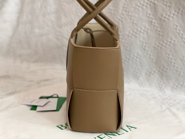 Bottega Veneta BV Medium Arco Tote Bag
