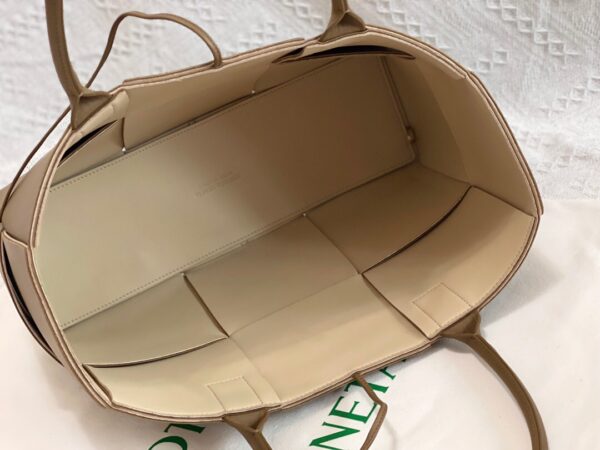 Bottega Veneta BV Medium Arco Tote Bag