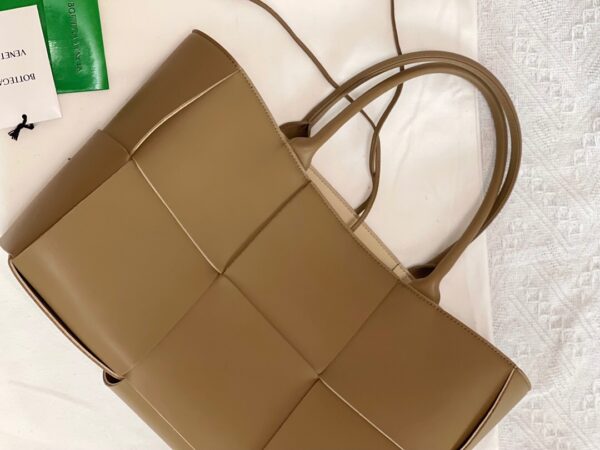 Bottega Veneta BV Medium Arco Tote Bag