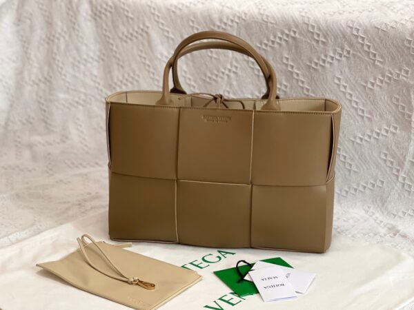 Bottega Veneta BV Medium Arco Tote Bag