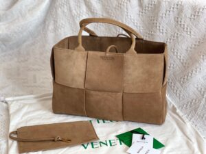 Bottega Veneta BV Medium Arco Tote Bag