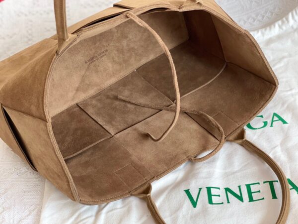 Bottega Veneta BV Medium Arco Tote Bag